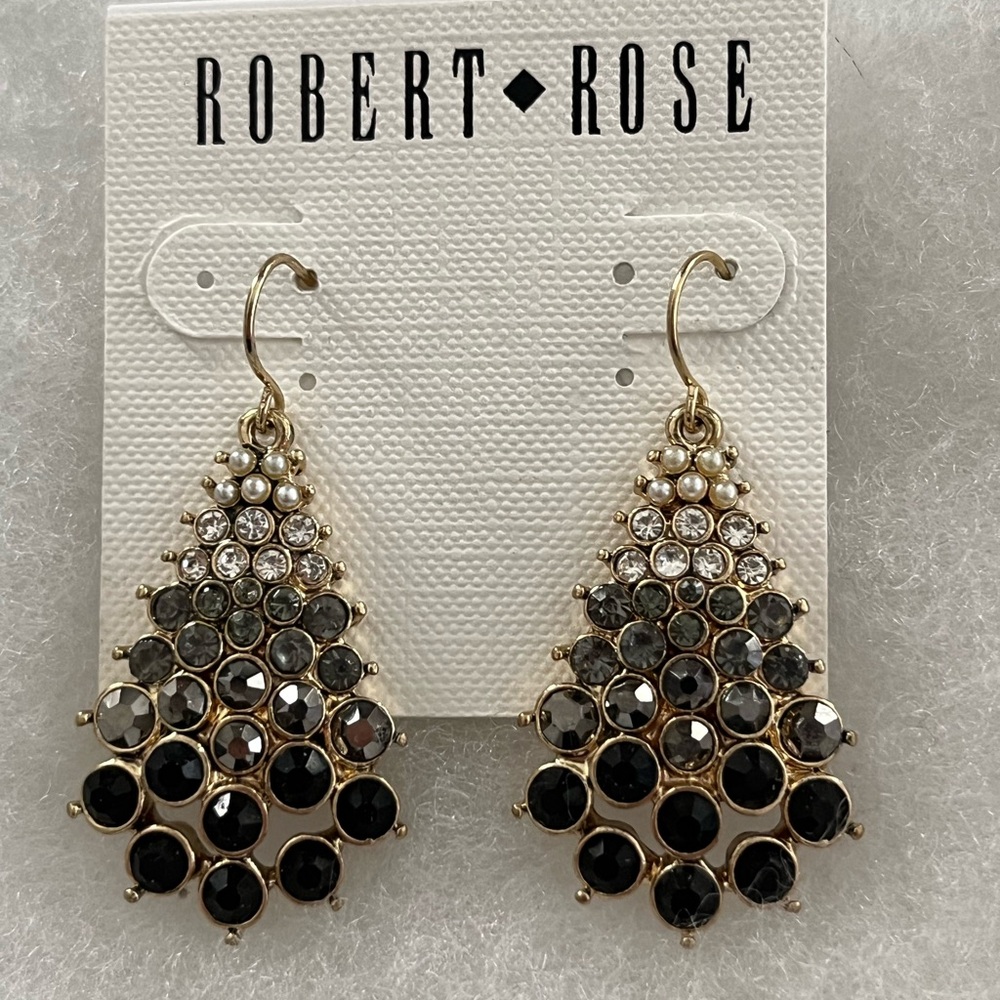 Graduated drop pierced earrings